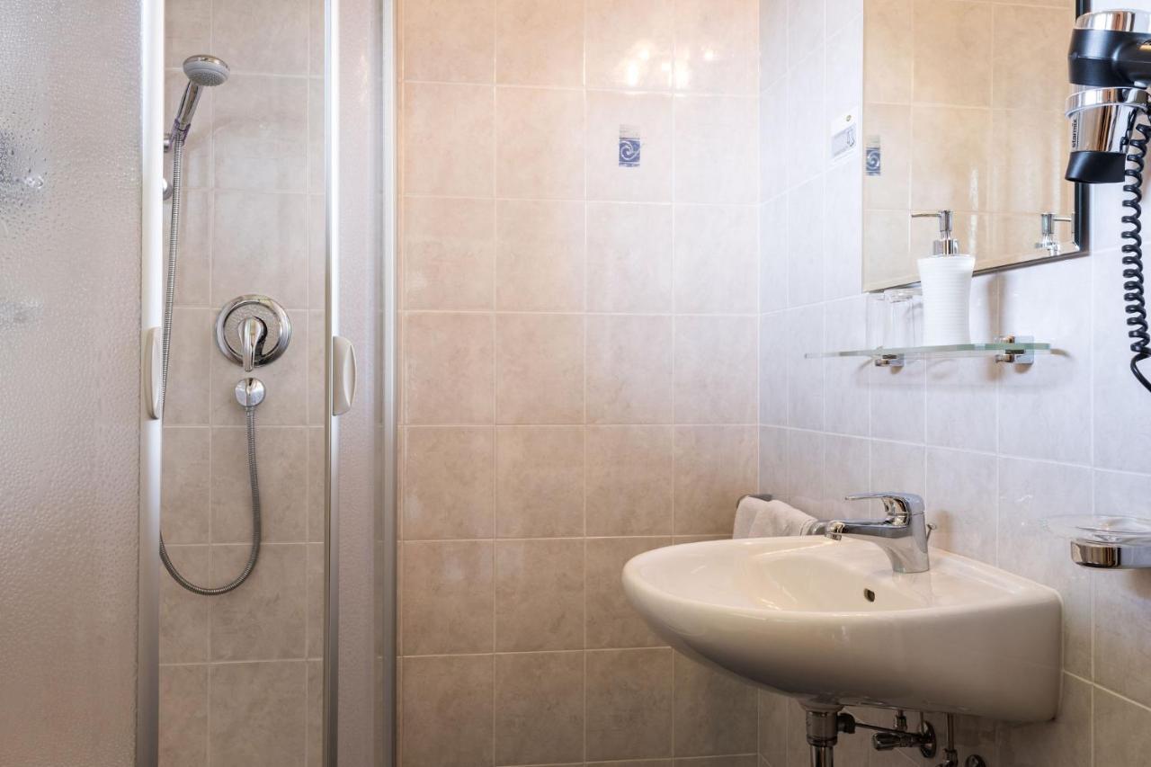 Garni Schorneck Bed & Breakfast Брунико Екстериор снимка
